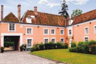 Un domaine d’exception niché en pleine forêt, entre charme historique et nature préservée. | © Manoir de Villefermoy